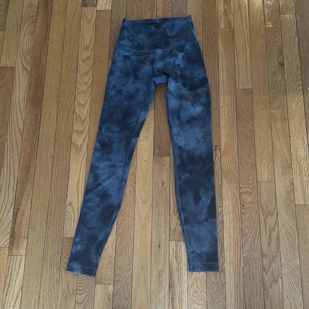 Lululemon woman, tie-dye leggings